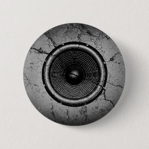 Badge Rond 5 Cm Haut-parleur de musique sur un mur fissuré