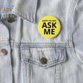 Badge Rond 5 Cm Heureux de m'aider à me demander Jaune (En situation)