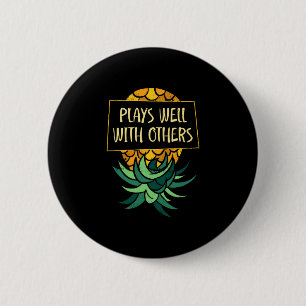 Badge Rond 5 Cm Homme tête en bas joue aux autres drôle