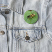 Badge Rond 5 Cm Hoverfly sur un bouton feuille (En situation)