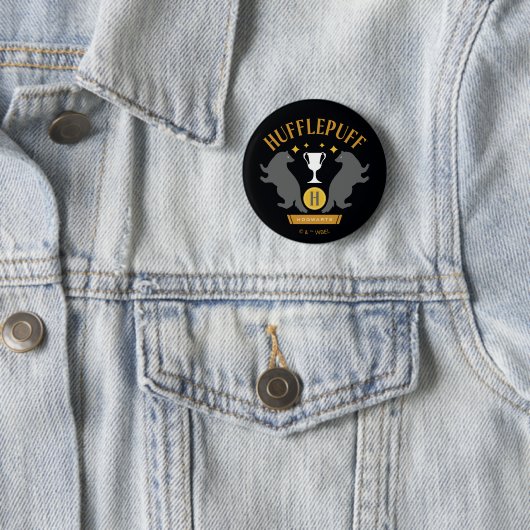 Badge Rond 5 Cm HUFFLEPUFF™ Badger and Cup House Pride Graphisme (En situation)