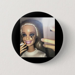 Badge Rond 5 Cm Humour foncé Poupée Fumer Selfie Parodie