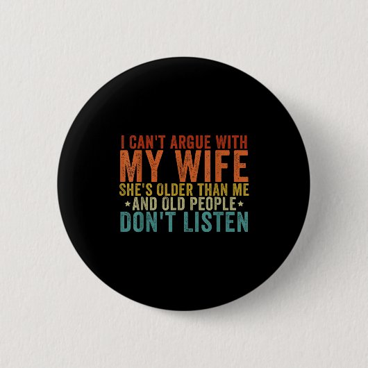 Badge Rond 5 Cm I Can't Argue With My Wife She's Older Than Me (Devant)