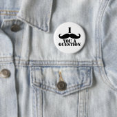 Badge Rond 5 Cm I moustache vous une question (En situation)