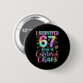 Badge Rond 5 Cm I Survived 67 Days Of Cafeteria Chaos Funny Six Se (Devant & derrière)
