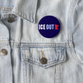 Badge Rond 5 Cm ICE OUT Anti Trump (En situation)