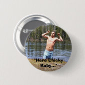 Badge Rond 5 Cm "Ici bébé de Chicky… " (Devant & derrière)