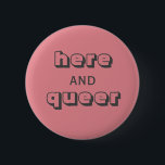 Badge Rond 5 Cm Ici et Queer<br><div class="desc">Faites savoir à tout le monde que vous êtes ici et que vous êtes queer.</div>