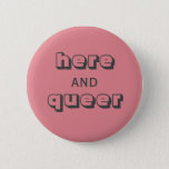 Badge Rond 5 Cm Ici et Queer<br><div class="desc">Faites savoir à tout le monde que vous êtes ici et que vous êtes queer.</div>
