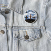Badge Rond 5 Cm Il Est Devenu Trois Croix Robustes (En situation)