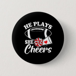 Badge Rond 5 Cm Il joue, elle encourage le football, fils pom-pom
