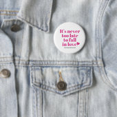 Badge Rond 5 Cm Il n'est jamais trop tardif pour tomber dans le (En situation)