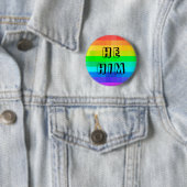 Badge Rond 5 Cm Il Prononounes LGBTQ Rainbow Button (En situation)