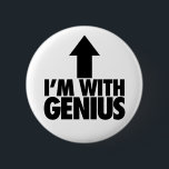 Badge Rond 5 Cm Im Avec Génie<br><div class="desc">Im With Genius est une parodie hilarante de Im With Stupid. Ce bouton Pinback utilise une flèche noire audacieuse avec "Im With Genius" ci-dessous pour donner humour et satire,  le bouton parfait pour ceux qui recherchent des plaisanteries drôles et humoristiques.</div>