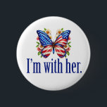 Badge Rond 5 Cm I'm With Her Kamala Harris pour le président Butte<br><div class="desc">Je suis avec son bouton. Soutenez Kamala Harris pour le président. Beau papillon du drapeau américain avec de jolies fleurs pour un démocrate qui aime les modèles politiques mignons.</div>