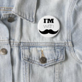Badge Rond 5 Cm I'm With Mustache (En situation)