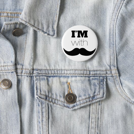 Badge Rond 5 Cm I'm With Mustache (En situation)