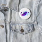 Badge Rond 5 Cm Infinity with purple feather (En situation)