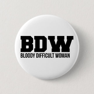 Badge Rond 5 Cm Insigne de femme difficile et sanglante