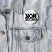 Badge Rond 5 Cm insigne Non-féministe de logo (En situation)
