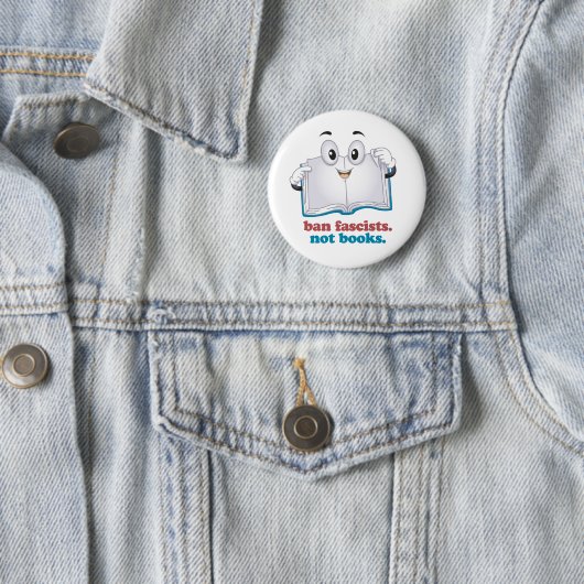 Badge Rond 5 Cm Interdire Les Fascistes Et Non Les Livres (En situation)