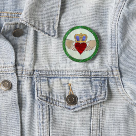 Badge Rond 5 Cm Irish Claddagh (En situation)