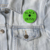 Badge Rond 5 Cm IRLANDAIS de NOIR avec le shamrock noir (En situation)