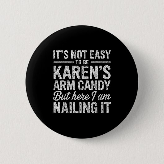 Badge Rond 5 Cm It's-not-easy To Be Karen's Arm Candy Funny Couple (Devant)