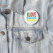 BADGE ROND 5 CM J'AIME LES LIVRES INTERDITS (En situation)
