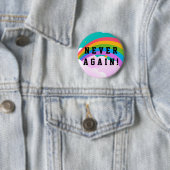 BADGE ROND 5 CM JAMAIS PLUS (En situation)