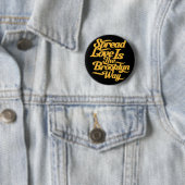 Badge Rond 5 Cm Jaune d'amour de Brooklyn (En situation)