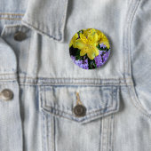 Badge Rond 5 Cm Jaune et Fleurs Lilac Violettes (En situation)