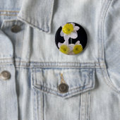 Badge Rond 5 Cm Jaune sur jonquille blanche (En situation)