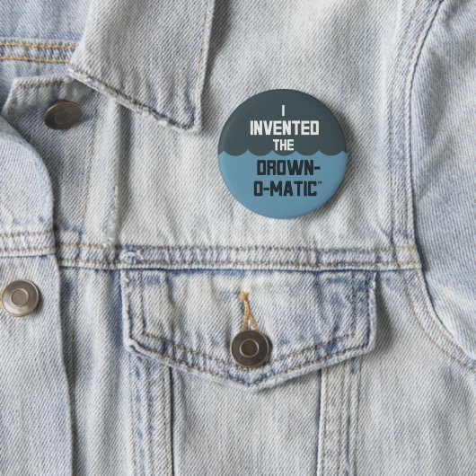 Badge Rond 5 Cm "Je bouton ai inventé Noyade-o-Matic" (En situation)