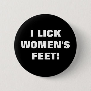 BADGE ROND 5 CM JE LÈCHE LES PIEDS DES FEMMES !