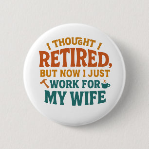 Badge Rond 5 Cm JE PENSais ÊTRE À LA RETRAITE, MAIS MAINTENANT JE