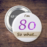 Badge Rond 5 Cm Je suis 80 donc ce Citation drôle 80ème BIrthday<br><div class="desc">Je suis 80 donc ce Drôle Citation 80ème Bouton BIrthday. Un bon bouton pour quelqu'un qui célèbre le 80e anniversaire. Il est livré avec une citation drôle et inspirante I`m 80 alors quoi,  et est parfait pour une personne avec un sens de l'humour. Un bouton de motivation pour elle.</div>