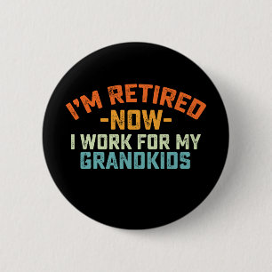 Badge Rond 5 Cm Je suis à la retraite maintenant je travaille pour