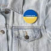 BADGE ROND 5 CM JE SUIS AVEC LE BOUTON UKRAINE (En situation)