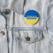 BADGE ROND 5 CM JE SUIS AVEC LE BOUTON UKRAINE (En situation)