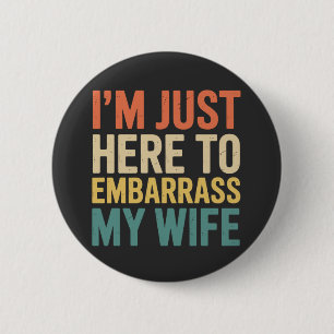 Badge Rond 5 Cm Je suis juste là pour embarrasser ma femme Drôle d