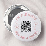 Badge Rond 5 Cm Je suis La Mariée Achète-moi un verre Code QR<br><div class="desc">Ce bouton de bachelorette ludique présente un design chic avec un code QR pour des paiements faciles, un verre à martini et un graphique en coquille de pétoncle dans une teinte rose douce. Parfait pour une fête de bachelorette moderne et amusante, le bouton encourage les invités à contribuer au fonds...</div>