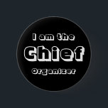 Badge Rond 5 Cm Je suis l'organisateur en chef<br><div class="desc">Si vous finissez toujours organiser tout,  ou vous sont le patron et veulent montrer que ce que vous faites… ceci pourrait être pour vous !</div>