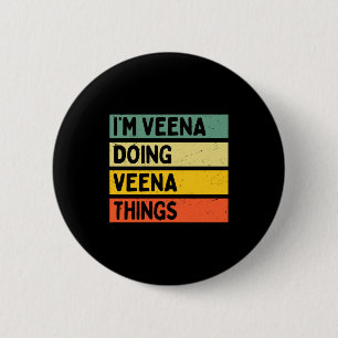 Badge Rond 5 Cm Je suis Veena faisant des choses de Veena Citation