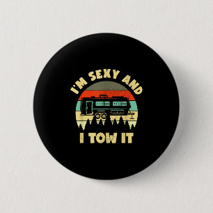 Badge Rond 5 Cm Je suis Y et je le remorque, Caravane Camping Cara