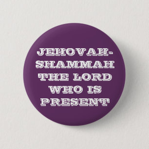 BADGE ROND 5 CM JEHOVAH-SHAMMAH LE SEIGNEUR WHO IS PRESENT