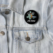 Badge Rond 5 Cm Jig Saw Funny Jigsaw Tool Pun Dark BG (En situation)