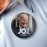Badge Rond 5 Cm Joe Biden 2024 pour le président Photo<br><div class="desc">Une photo saisissante de Joe Biden souriant devant la Maison Blanche. Un design de campagne classique avec une photo de l'homme candidat à la présidentielle de 2024. Consultez notre magasin pour d'autres candidats et campagnes.</div>