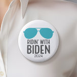 Badge Rond 5 Cm Joe Biden 2024 - Ridin' with Biden<br><div class="desc">Un design amusant avec des lunettes de soleil d'aviateur dans une couleur turquoise moderne. Il est candidat aux élections de 2024 dans la primaire démocrate. Consultez notre magasin pour d'autres candidats et campagnes.</div>