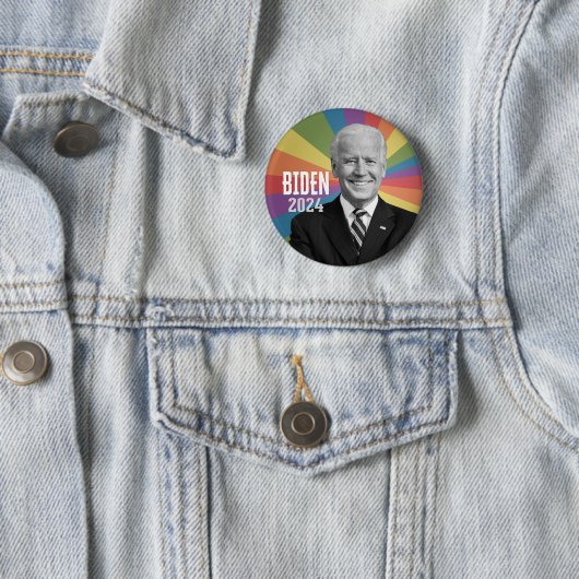 Badge Rond 5 Cm Joe Biden - photo avec rayon arc-en-ciel (En situation)